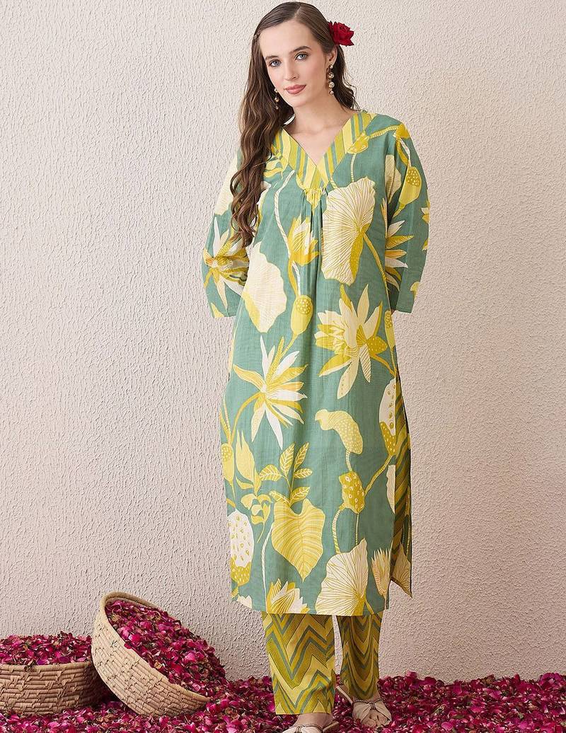 Women Floral Printed Cotton Kurta with Trousers