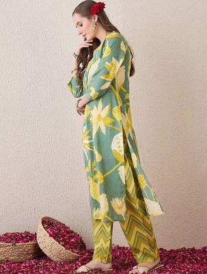 Women Floral Printed Cotton Kurta with Trousers 4