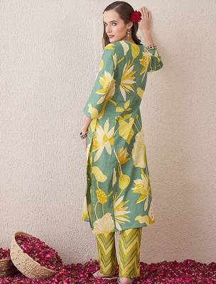 Women Floral Printed Cotton Kurta with Trousers 5