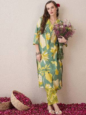 Women Floral Printed Cotton Kurta with Trousers 6
