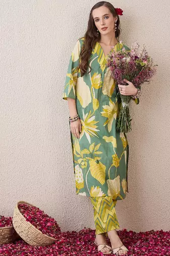 Women Floral Printed Cotton Kurta with Trousers