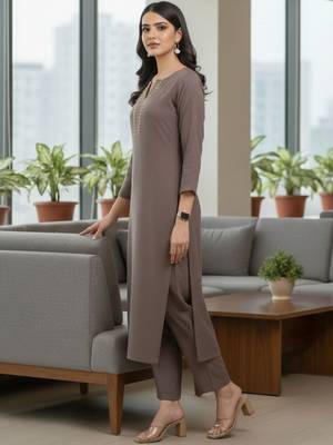 Women Regular Thread Work Silk Crepe Kurta with Trousers 3