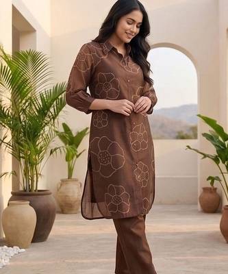 Women Floral Printed Regular Chanderi Silk Kurta with Trousers 1