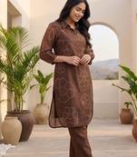 Women Floral Printed Regular Chanderi Silk Kurta with Trousers