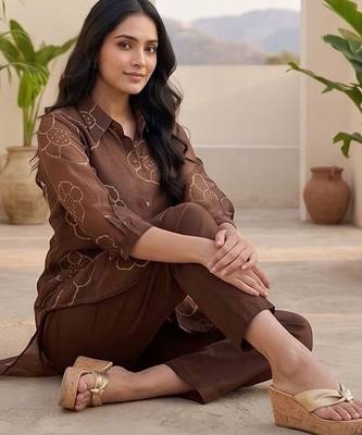 Women Floral Printed Regular Chanderi Silk Kurta with Trousers 2