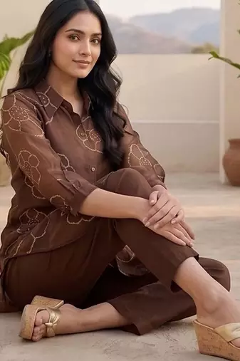 Women Floral Printed Regular Chanderi Silk Kurta with Trousers
