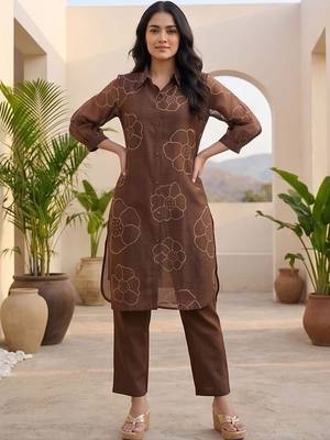 Women Floral Printed Regular Chanderi Silk Kurta with Trousers 3