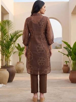 Women Floral Printed Regular Chanderi Silk Kurta with Trousers 4