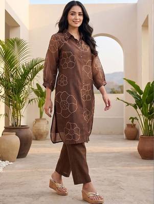 Women Floral Printed Regular Chanderi Silk Kurta with Trousers 5