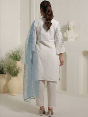 Women Floral Embroidered Regular Thread Work Pure Cotton Kurta with Trousers & With Dupatta 3