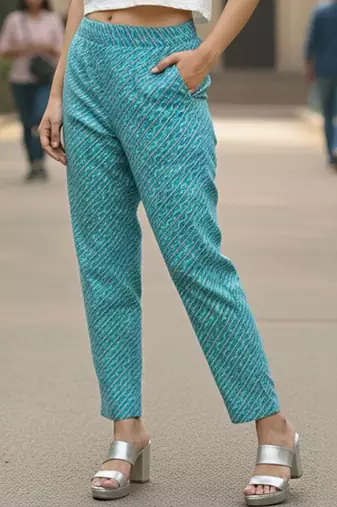 Women Floral Printed Regular Thread Work  Cotton Kurta with Trousers & With Dupatta
