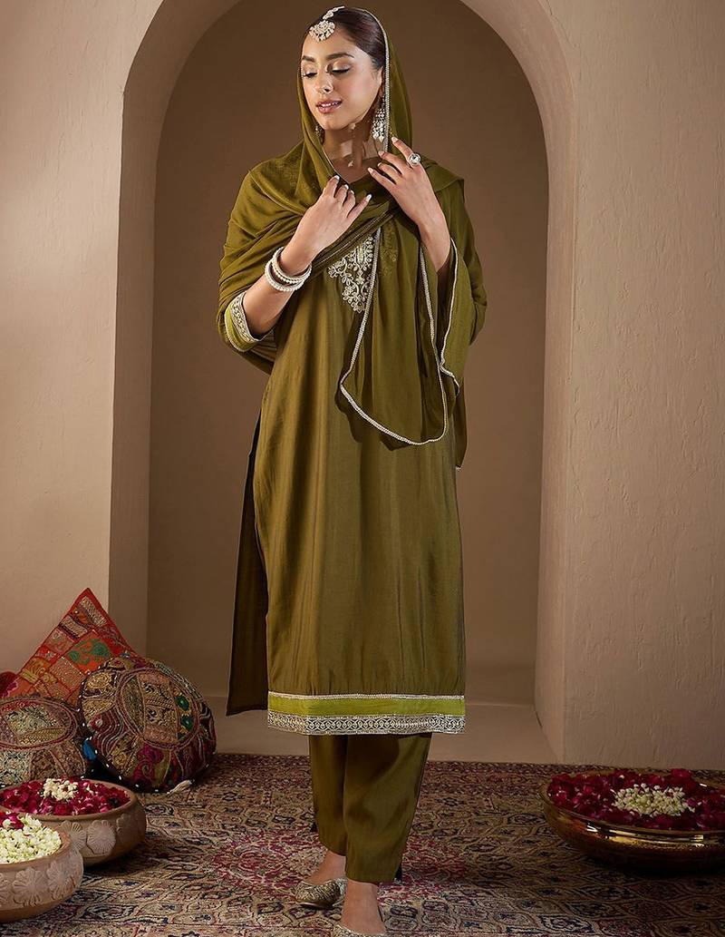 Women Floral Embroidered Regular Kurta with Trousers & With Dupatta