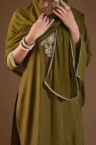 Women Floral Embroidered Regular Kurta with Trousers & With Dupatta