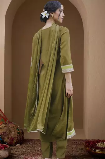 Women Floral Embroidered Regular Kurta with Trousers & With Dupatta
