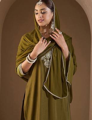 Women Floral Embroidered Regular Kurta with Trousers & With Dupatta 4