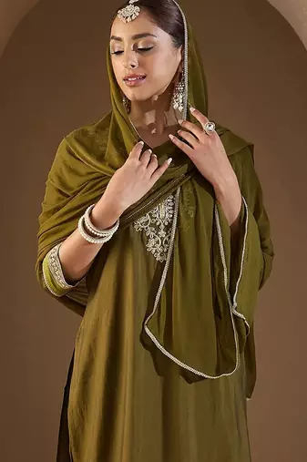 Women Floral Embroidered Regular Kurta with Trousers & With Dupatta