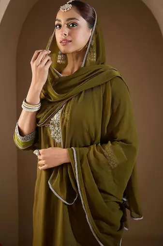 Women Floral Embroidered Regular Kurta with Trousers & With Dupatta
