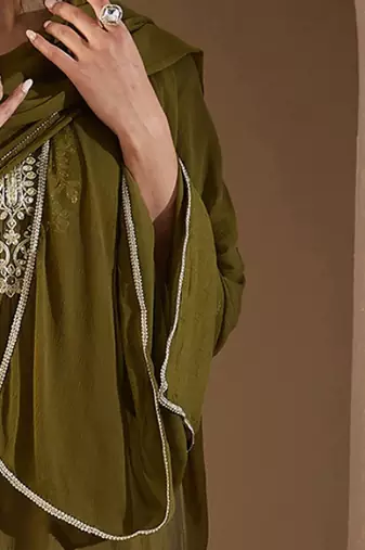 Women Floral Embroidered Regular Kurta with Trousers & With Dupatta