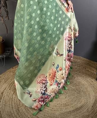 green premium cotton blend printed saree with unstitched blouse piece. 5
