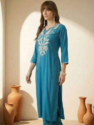 Women Floral Embroidered Regular Thread Work Kurta with Trousers 4