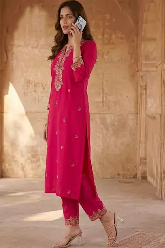 Women Floral Embroidered Regular Kurta with Trousers & With Dupatta
