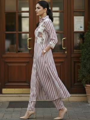 Women Printed Regular Kurta with Trousers 5