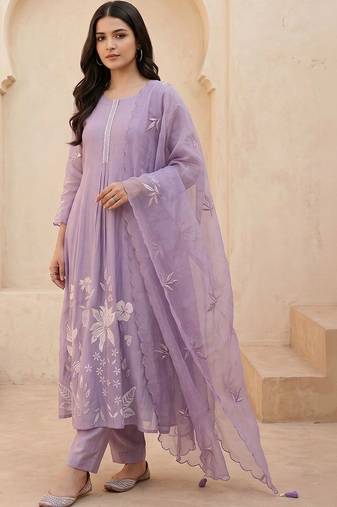 Women Floral Embroidered Regular Thread Work Kurta with Trousers & With Dupatta