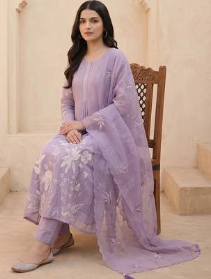 Women Floral Embroidered Regular Thread Work Kurta with Trousers & With Dupatta 3