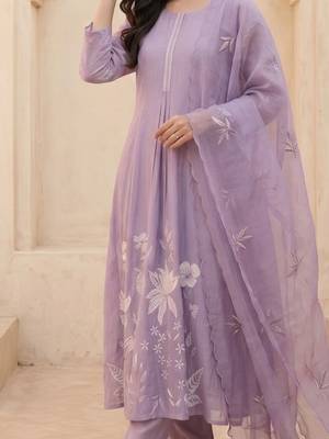 Women Floral Embroidered Regular Thread Work Kurta with Trousers & With Dupatta 4