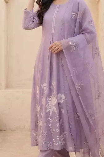 Women Floral Embroidered Regular Thread Work Kurta with Trousers & With Dupatta