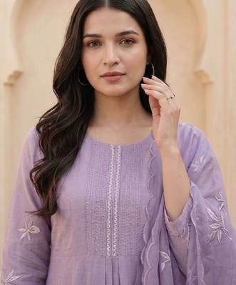 Women Floral Embroidered Regular Thread Work Kurta with Trousers & With Dupatta 5