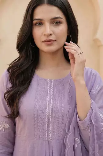 Women Floral Embroidered Regular Thread Work Kurta with Trousers & With Dupatta