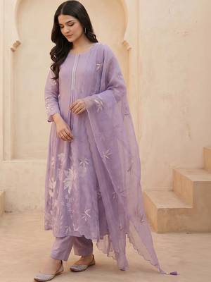 Women Floral Embroidered Regular Thread Work Kurta with Trousers & With Dupatta 6