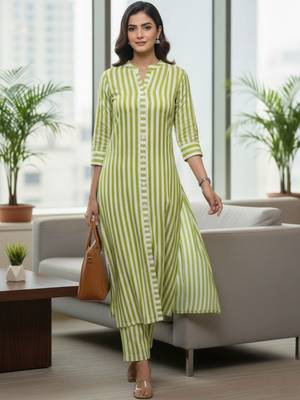 Women Printed Regular Kurta with Trousers 1