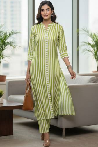 Women Printed Regular Kurta with Trousers