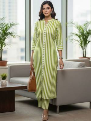 Women Printed Regular Kurta with Trousers 2