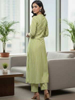 Women Printed Regular Kurta with Trousers 4