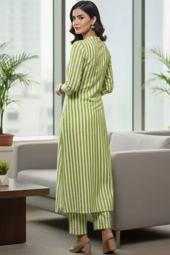 Women Printed Regular Kurta with Trousers