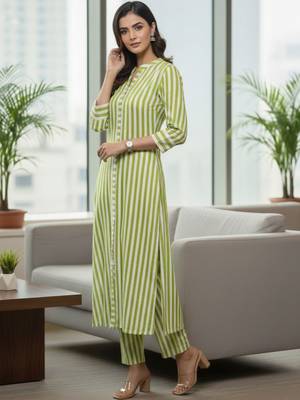 Women Printed Regular Kurta with Trousers 5