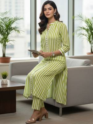 Women Printed Regular Kurta with Trousers 6