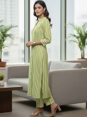 Women Printed Regular Kurta with Trousers 7