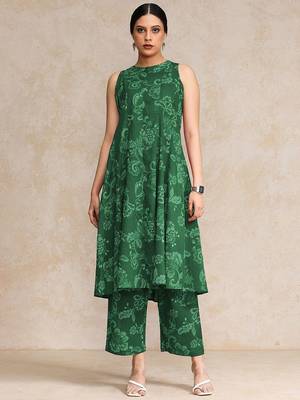 Ethnic Motifs Printed Halter Neck Sleeveless Anarkali Kurta With Trousers 1