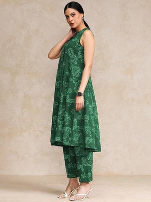 Ethnic Motifs Printed Halter Neck Sleeveless Anarkali Kurta With Trousers 3