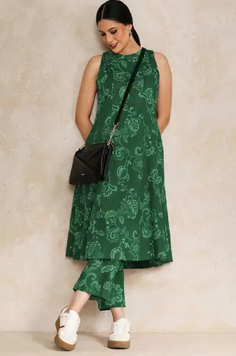 Ethnic Motifs Printed Halter Neck Sleeveless Anarkali Kurta With Trousers