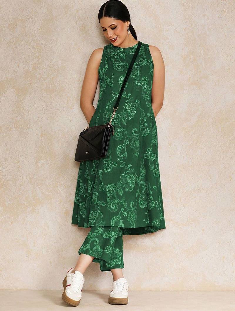 Ethnic Motifs Printed Halter Neck Sleeveless Anarkali Kurta With Trousers