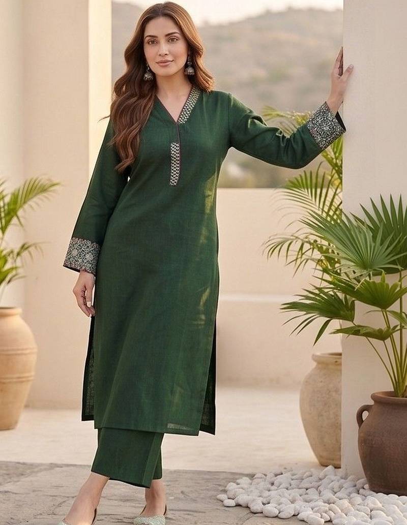Women Ethnic Motifs Embroidered Regular Thread Work Kurta with Trousers