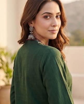 Women Ethnic Motifs Embroidered Regular Thread Work Kurta with Trousers 4