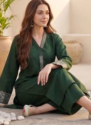 Women Ethnic Motifs Embroidered Regular Thread Work Kurta with Trousers 6