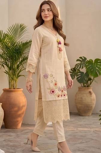 Women Floral Embroidered Regular Thread Work  Cotton Kurta with Trousers & With Dupatta