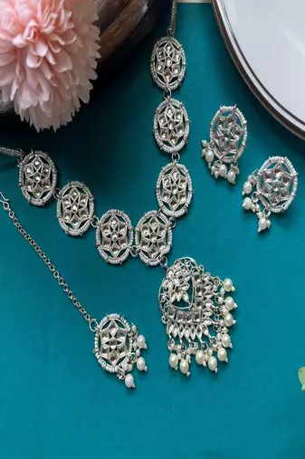 Kundan choker set: indian bridal jewelry with pearls